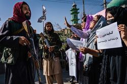 Tuyên bố từ người phụ nữ hét vào mặt quan chức Taliban