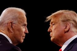 Tuần hỗn loạn đảo lộn thế cờ của ông Biden và ông Trump
