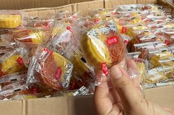 Gom gần 11.000 bánh Trung thu trôi nổi về bán giá 2.500 đồng/chiếc