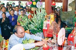 Chủ tịch nước Nguyễn Xuân Phúc dâng hương tưởng niệm Chủ tịch Hồ Chí Minh