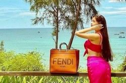 Thời trang gợi cảm của Lê Âu Ngân Anh khi dạo biển