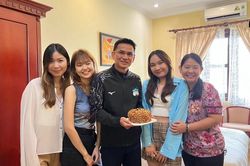 HLV Kiatisuk đón vợ và ba con gái sang thăm