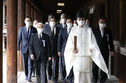 Hai Bộ trưởng Nhật Bản viếng đền Yasukuni, Thủ tướng Kishida gửi đồ lễ
