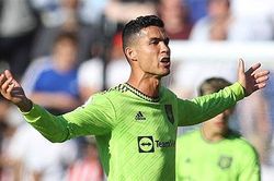 Các cầu thủ MU phát ngán với những hành vi của Ronaldo