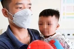 Bé trai bị nhốt trong tủ cấp đông được ra viện