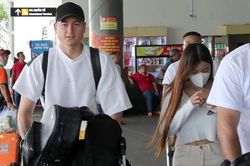 Đặng Văn Lâm đi cùng bạn gái ra mắt CLB Bình Định