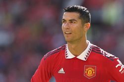 Ronaldo nỗ lực rời MU vào giờ chót