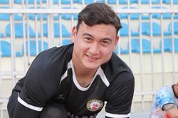 Văn Lâm dẫn theo bạn gái ra mắt CLB Bình Định