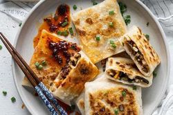 Làm bánh tráng chay chiên giòn cho mùa Vu lan