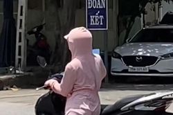 Chân ngắn đi xe cao, cô gái có màn dừng đỗ cực hài hước