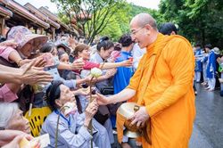 Quảng Ninh yêu cầu chùa Ba Vàng gỡ bỏ clip cúng dường nhận tiền phản cảm