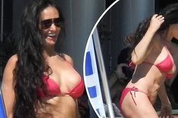 Demi Moore 60 tuổi vẫn quyến rũ khó cưỡng với bikini bé xíu