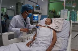 Lương thợ phụ ít ỏi, con gái khẩn khoản xin cứu cha bị nhiễm trùng uốn ván