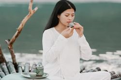 Chính tà nhìn ánh mắt, thật giả nhìn bờ môi