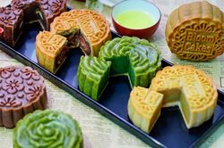 Bánh Trung Thu: Tiệm handmade giữ giá, bánh mini 'đổ bộ' chợ online