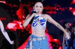 Tóc Tiên gặp sự cố với pháo giấy khi đang mải mê bắn highnote trên sân khấu