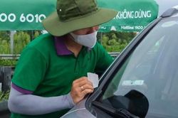 Bộ GTVT chỉ đạo nóng việc dán chồng thẻ thu phí không dừng ETC