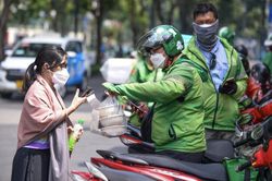 Khó chia nguồn thu cho tài xế nên Grab bỏ thu 'phụ phí nắng nóng' sau một ngày áp dụng?