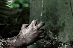 Hàng chục phụ nữ tự chôn mình đến ngang thắt lưng rồi bị chôn xác đầu hướng về 1 phía để phục vụ 'nghi lễ' (P1): Tuổi thơ méo mó của thầy phù thủy