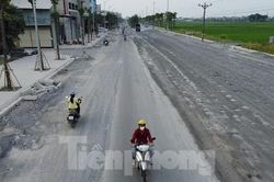 Quốc lộ 21B qua thị trấn Kim Bài thi công dở dang 'bẫy' người đi đường, tạm dừng do thiếu vật liệu