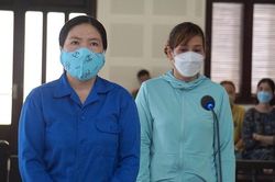 Nhân viên văn phòng đăng ký đất đai lấy 19 sổ đỏ của dân cho bạn mượn