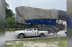 Chiếc xe bán tải chở hàng 'siêu to khổng lồ' khiến cảnh sát cũng thấy sốc