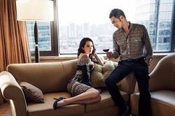 Sốc khi gặp chồng đưa nữ đồng nghiệp trẻ vào khách sạn để đánh gió