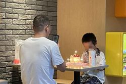 Bình luận vô tâm và ác ý khi bố con mừng sinh nhật trong cửa hàng gà rán