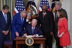 Ông Biden ban hành đạo luật áp mức thuế tối thiểu 15%