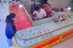 Vờ mua nhẫn vàng, đeo thử vào tay rồi... biến