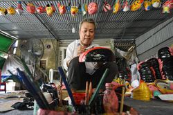 Nghệ nhân 40 năm giữ nghề làm mặt nạ giấy bồi
