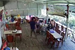 Nam thanh niên bị đánh gục bằng điếu cày