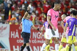 Trọng tài V-League lại bị kêu ca