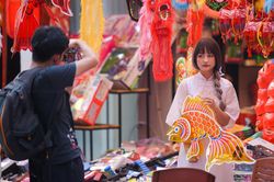 Phố Hàng Mã tràn ngập sắc màu Tết Trung thu