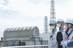 Bộ trưởng Công nghiệp Nhật Bản thăm nhà máy điện hạt nhân Fukushima