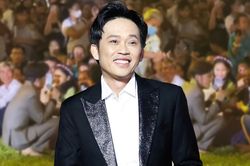 Hoài Linh đi chân trần, ngồi 'chồm hổm' bắt tay cùng khán giả, nhưng netizen lại không ưng ý lắm!