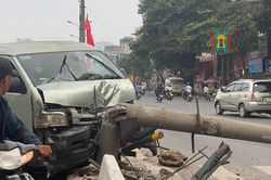 Ô tô mất lái húc đổ cột điện trên đường Giải Phóng