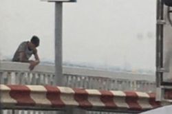 30 phút giải cứu thanh niên câm điếc buồn chuyện tình cảm đòi nhảy cầu tự tử