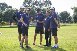 Người quan sát: Lắm thầy...
