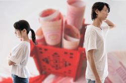 Kiện vợ sắp cưới để đòi 130.000 USD sau một năm sống chung