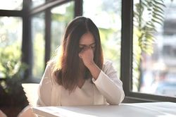 Đến nhà người yêu chơi, tôi thắp hương cho mẹ anh nhưng lại rụng rời nhận ra người phụ nữ quen thuộc với mình hơn 20 năm nay
