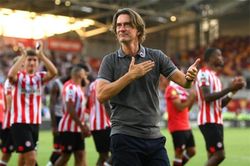 Các HLV chia sẻ nhau 'bí kíp' đánh bại Man United