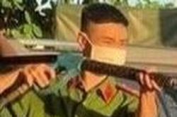 Mặc quần áo công an khoe bạn, nam thanh niên bị xử phạt