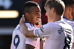 Arsenal chiếm ngôi đầu Ngoại hạng Anh