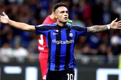 Inter Milan chiếm ngôi đầu Serie A