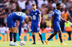 Mendy mắc lỗi khó tin, Koulibaly bị đuổi, Chelsea thảm bại trước Leeds