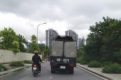 Xe ô tô 'đầu Ngô, mình Sở' nghênh ngang trên đường phố Thủ đô