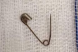 Bé 6 tháng tuổi suýt bị kim băng đâm thủng dạ dày