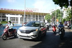 Giao thông tắc nghẽn tại điểm phân luồng phục vụ thi công ga S12 Nhổn - Hà Nội