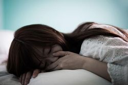 Trong cơn say, chồng ném 200 nghìn xuống giường đòi gần gũi